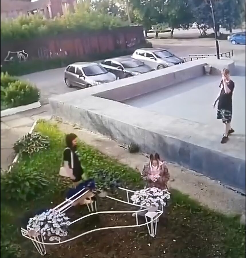 В Тверской области подростки-вандалы безжалостно вырвали цветы у театра