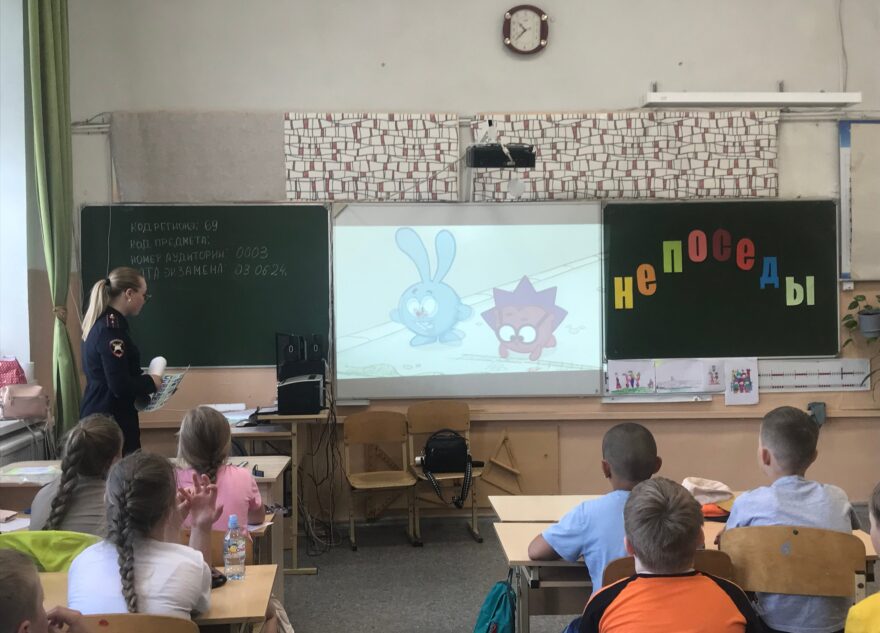 Полицейские рассказывают детям из Лихославля о безопасности