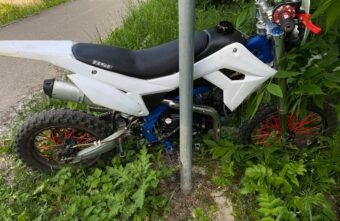 Две 16-летние девушки пострадали столкновении питбайка и легковушки в Тверской области Две 16-летние девушки пострадали столкновении питбайка и легковушки в Тверской области