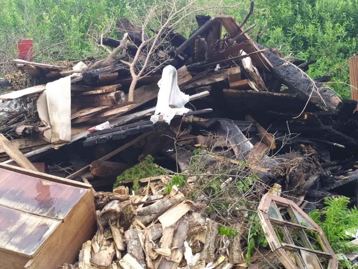 Горы крупногабаритного мусора скоро перекроют дорогу в Тверской области