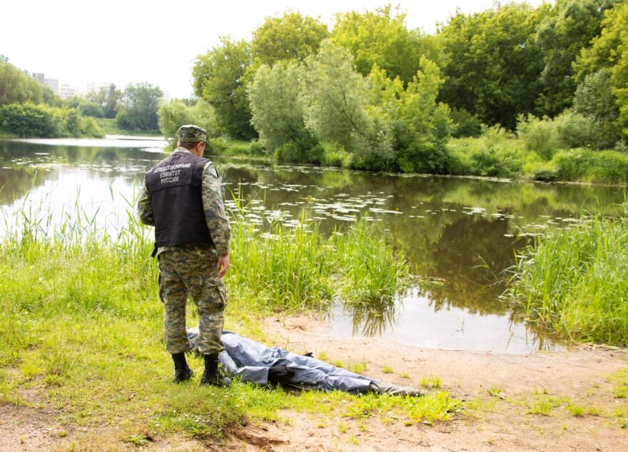 На берегу реки в Тверской области нашли тело мужчины