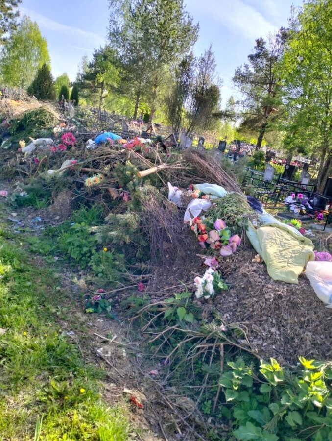 Жители Тверской области среди могил на кладбище устроили свалку