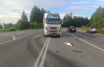 В Тверской области в аварии с грузовиком погиб человек В Тверской области в аварии с грузовиком погиб человек