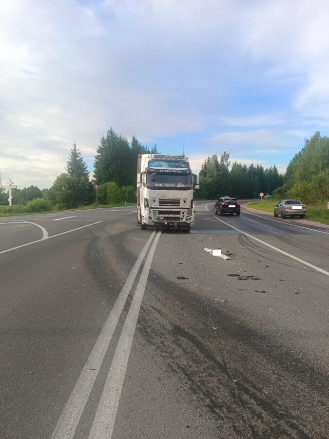 В Тверской области в аварии с грузовиком погиб человек В Тверской области в аварии с грузовиком погиб человек