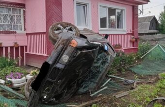 В Тверской области опрокинулся BMW с водителем без прав В Тверской области опрокинулся BMW с водителем без прав