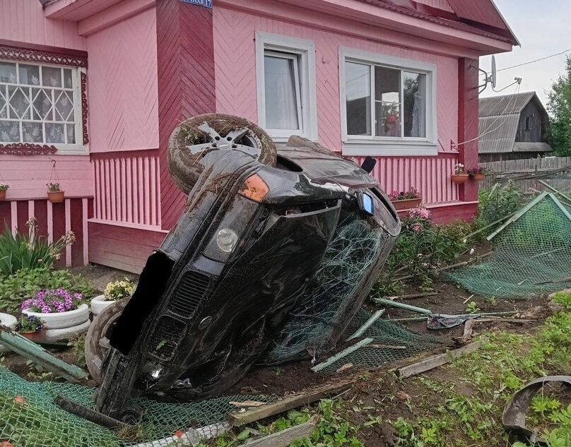 В Тверской области опрокинулся BMW с водителем без прав