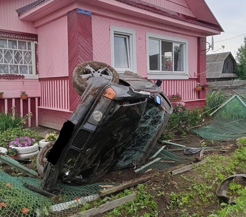 В Тверской области опрокинулся BMW с водителем без прав