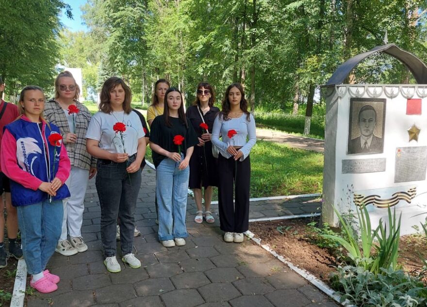 100-летие лётчика-испытателя Ивана Карелина отметили в Калязине 100-летие лётчика-испытателя Ивана Карелина отметили в Калязине