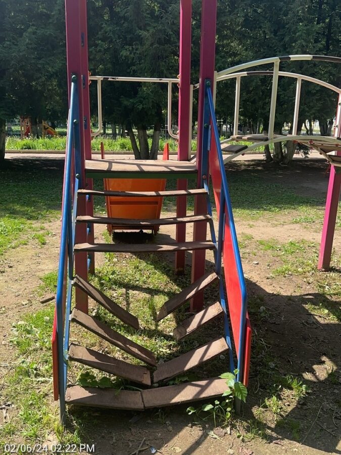 В Тверской области жители пожаловались на ужасное состояние детской площадки