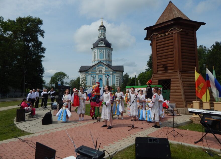 День России отметили в Торопце уличным спектаклем