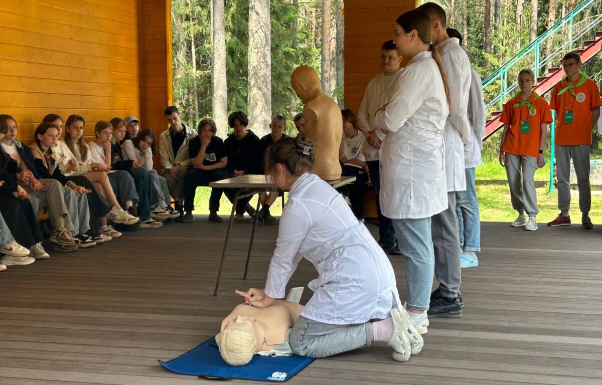 В загородных лагерях Тверской области студенты-медики рассказывают о правилах оказания первой медпомощи