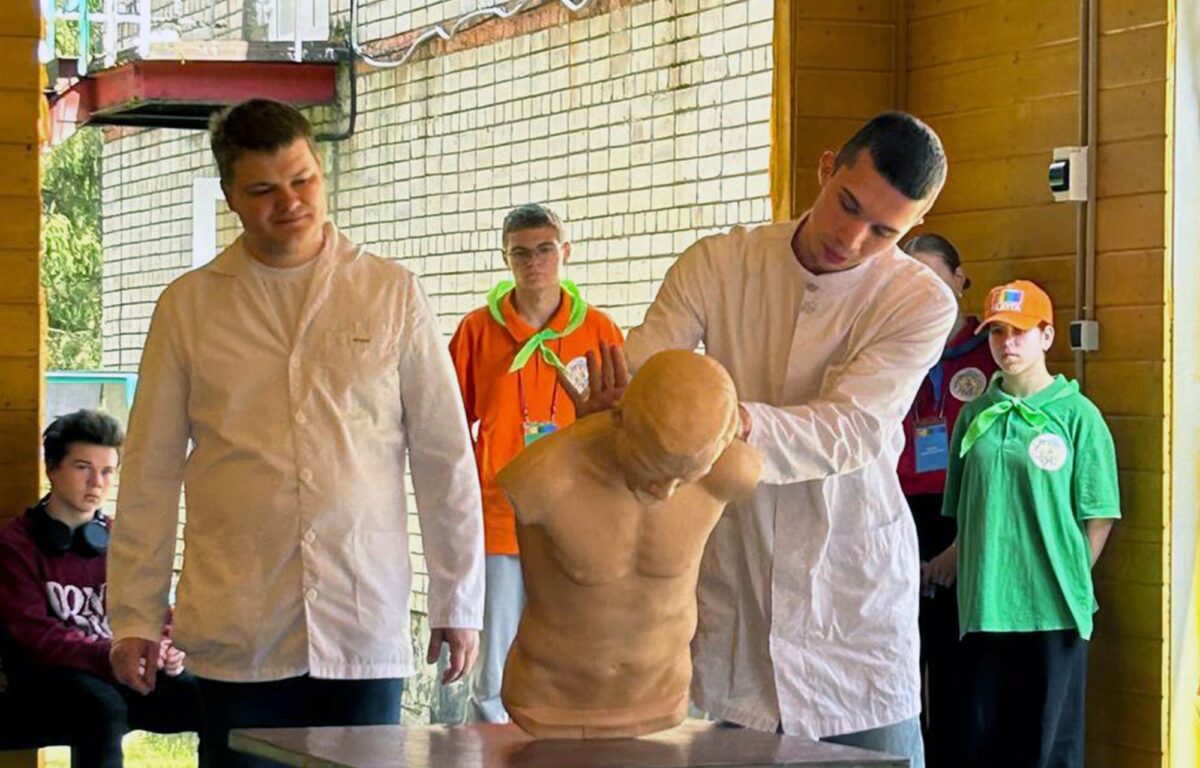 В загородных лагерях Тверской области студенты-медики рассказывают о правилах оказания первой медпомощи