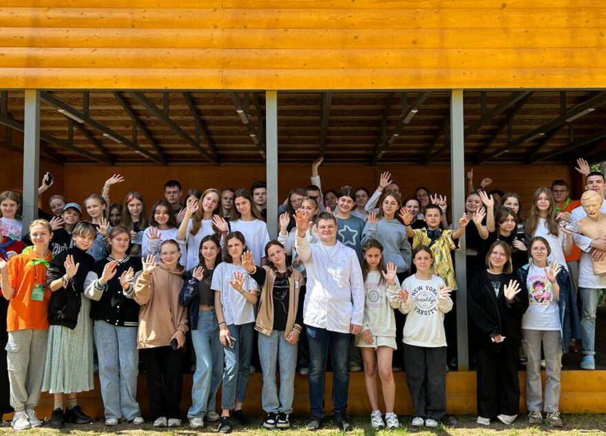 В загородных лагерях Тверской области студенты-медики рассказывают о правилах оказания первой медпомощи