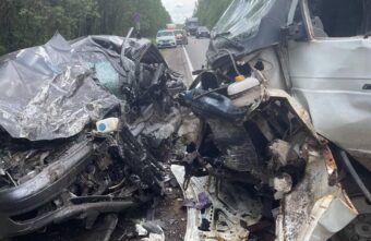 В Тверской области лоб в лоб столкнулись фургон и легковушка В Тверской области лоб в лоб столкнулись фургон и легковушка