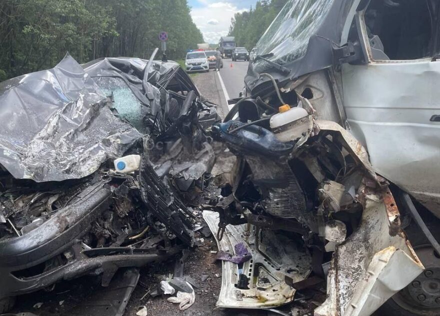 В Тверской области лоб в лоб столкнулись фургон и легковушка