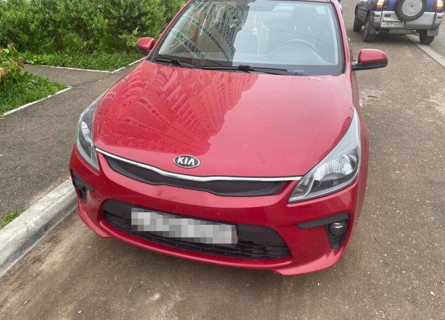 В Твери машина сбила трехлетнюю девочку, бежавшую с детской площадки