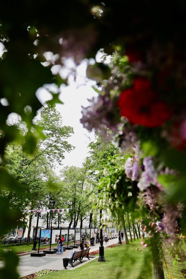 На Никитском бульваре в Москве открылась фотовыставка в честь 950-летия Торопца