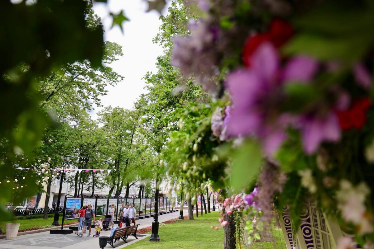 На Никитском бульваре в Москве открылась фотовыставка в честь 950-летия Торопца