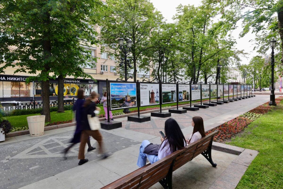 На Никитском бульваре в Москве открылась фотовыставка в честь 950-летия Торопца