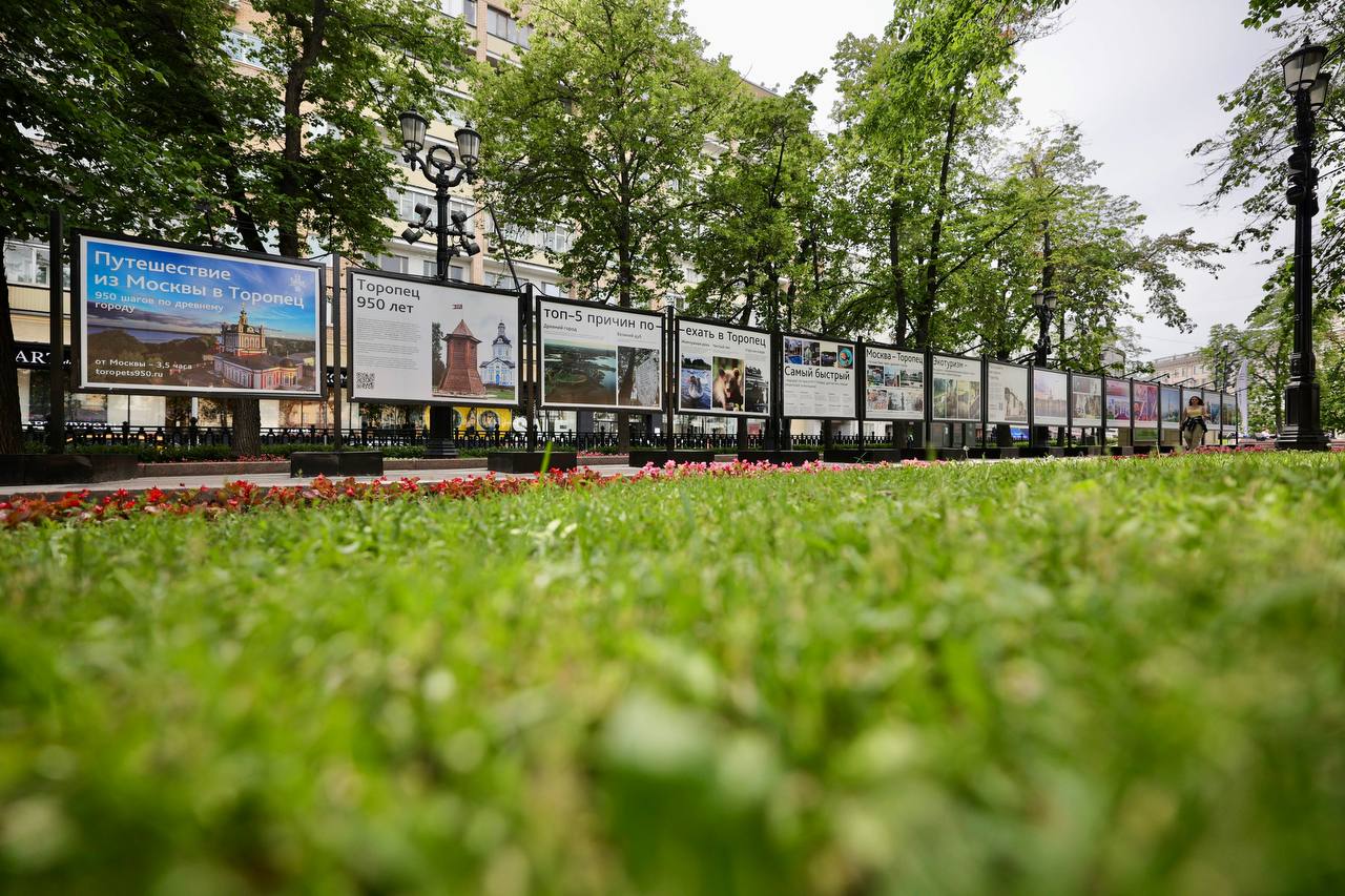 На Никитском бульваре в Москве открылась фотовыставка в честь 950-летия Торопца