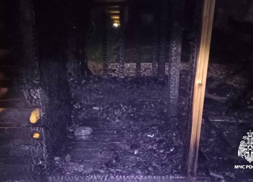 Ночью в Тверской области почти дотла сгорела баня