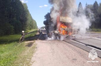В Тверской области легковушка лоб в лоб столкнулась с двумя грузовиками В Тверской области легковушка лоб в лоб столкнулась с двумя грузовиками