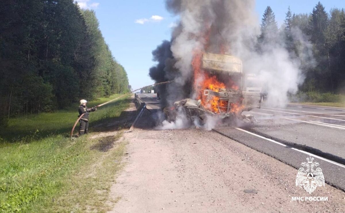 В Тверской области легковушка лоб в лоб столкнулась с двумя грузовиками