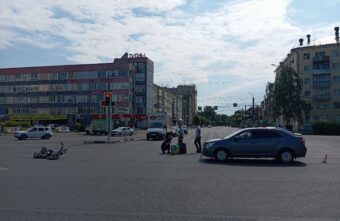 В Твери водитель легковушки сбил электровелосипедиста В Твери водитель легковушки сбил электровелосипедиста