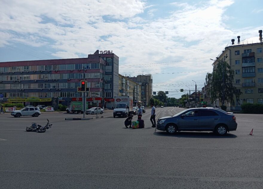 В Твери водитель легковушки сбил электровелосипедиста