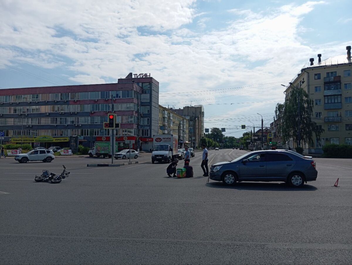 В Твери водитель легковушки сбил электровелосипедиста | ТОП Тверь новости