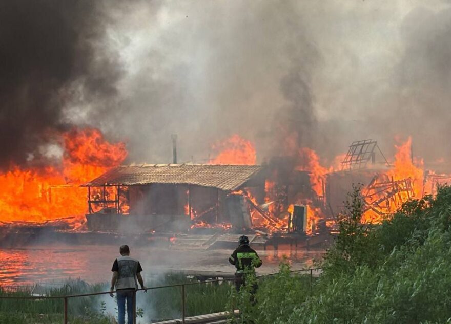 На лодочной станции в Тверской области произошел страшный пожар