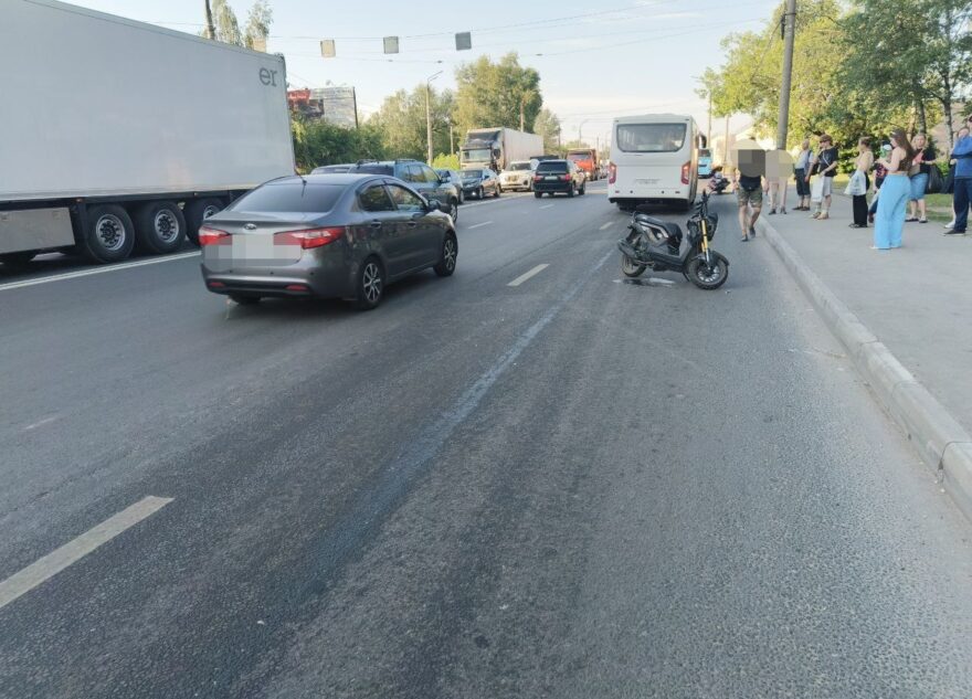 В Твери мужчина слетел со скутера