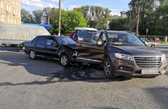 В аварии на проспекте Калинина в Твери пострадали два человека В аварии на проспекте Калинина в Твери пострадали два человека