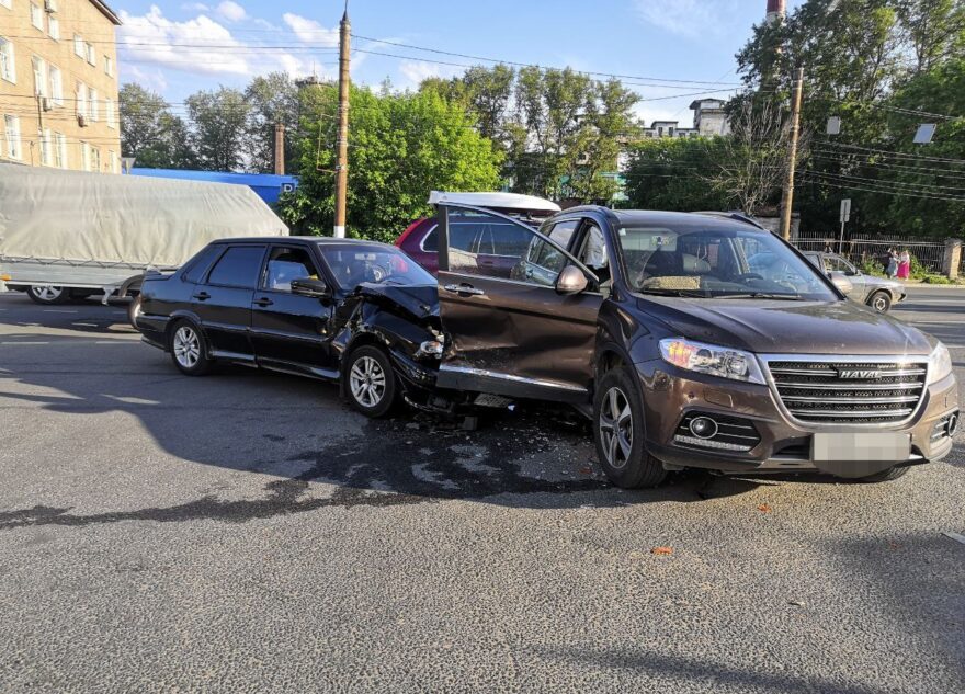 В аварии на проспекте Калинина в Твери пострадали два человека