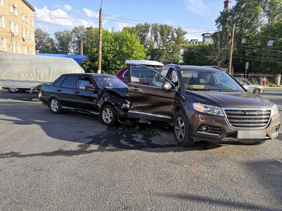 В аварии на проспекте Калинина в Твери пострадали два человека | ТОП Тверь  новости