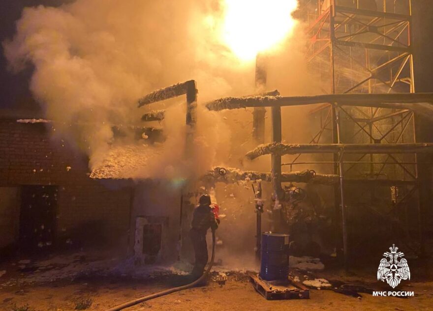 Ночью под Тверью загорелась установка на асфальтобетонном заводе