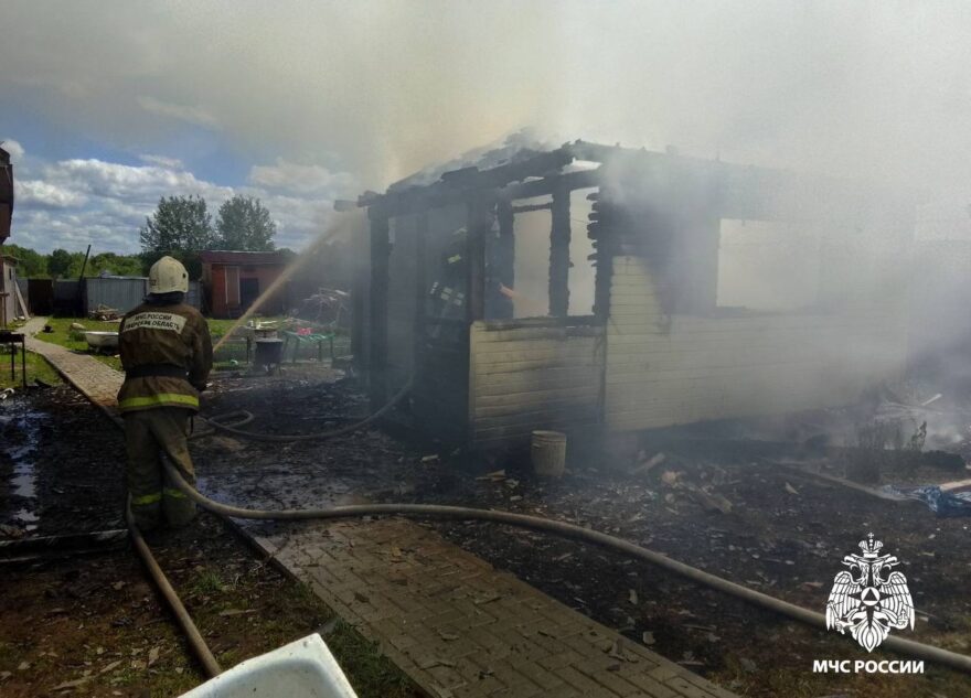 Днем в Тверской области полностью сгорела баня