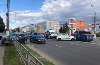 60-летнего мужчину доставили в больницу после тройного ДТП в Твери 60-летнего мужчину доставили в больницу после тройного ДТП в Твери