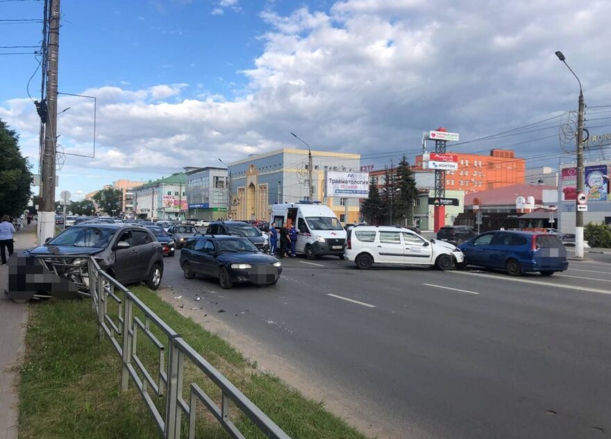 60-летнего мужчину доставили в больницу после тройного ДТП в Твери