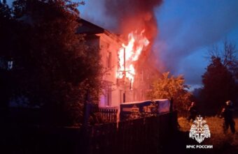 Ночью под Тверью 20 человек эвакуировали из горящего дома