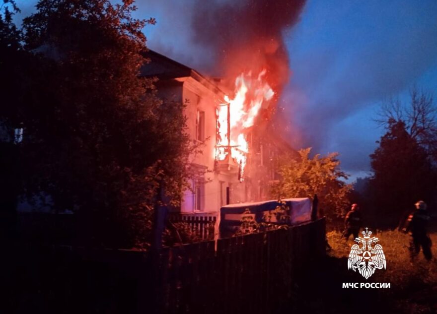 Ночью под Тверью 20 человек эвакуировали из горящего дома