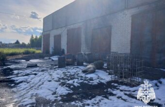 В Твери пожарные тушили бочки с отработанным маслом