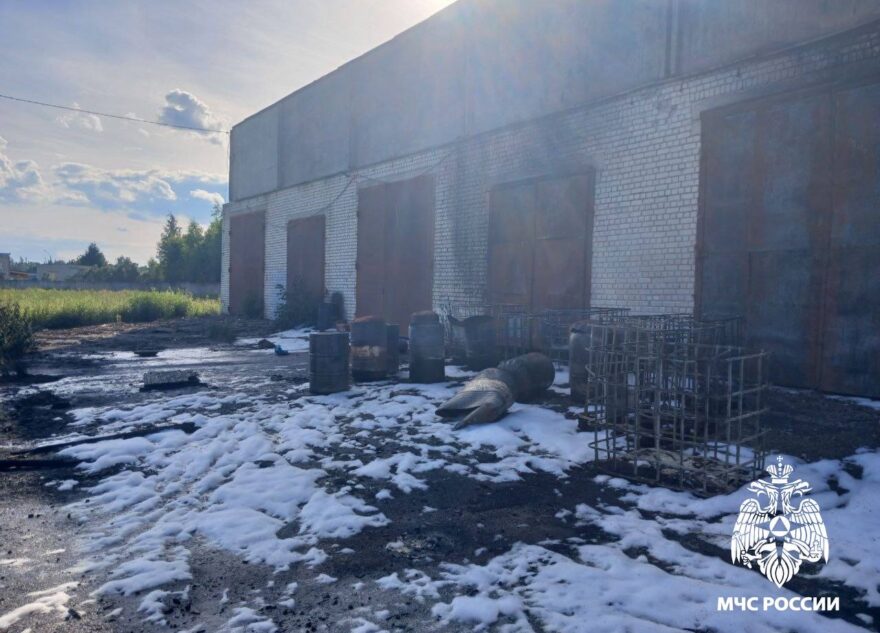 В Твери пожарные тушили бочки с отработанным маслом