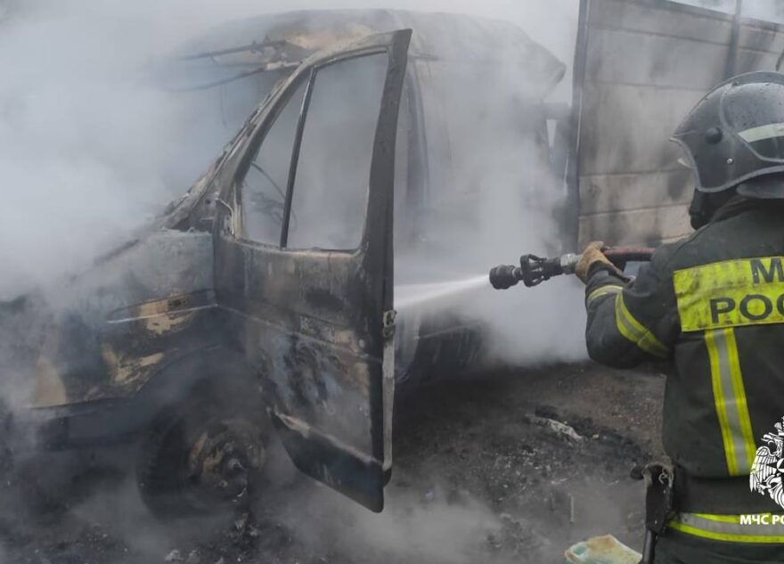 Ночью в Центральном районе Твери сгорел грузовик