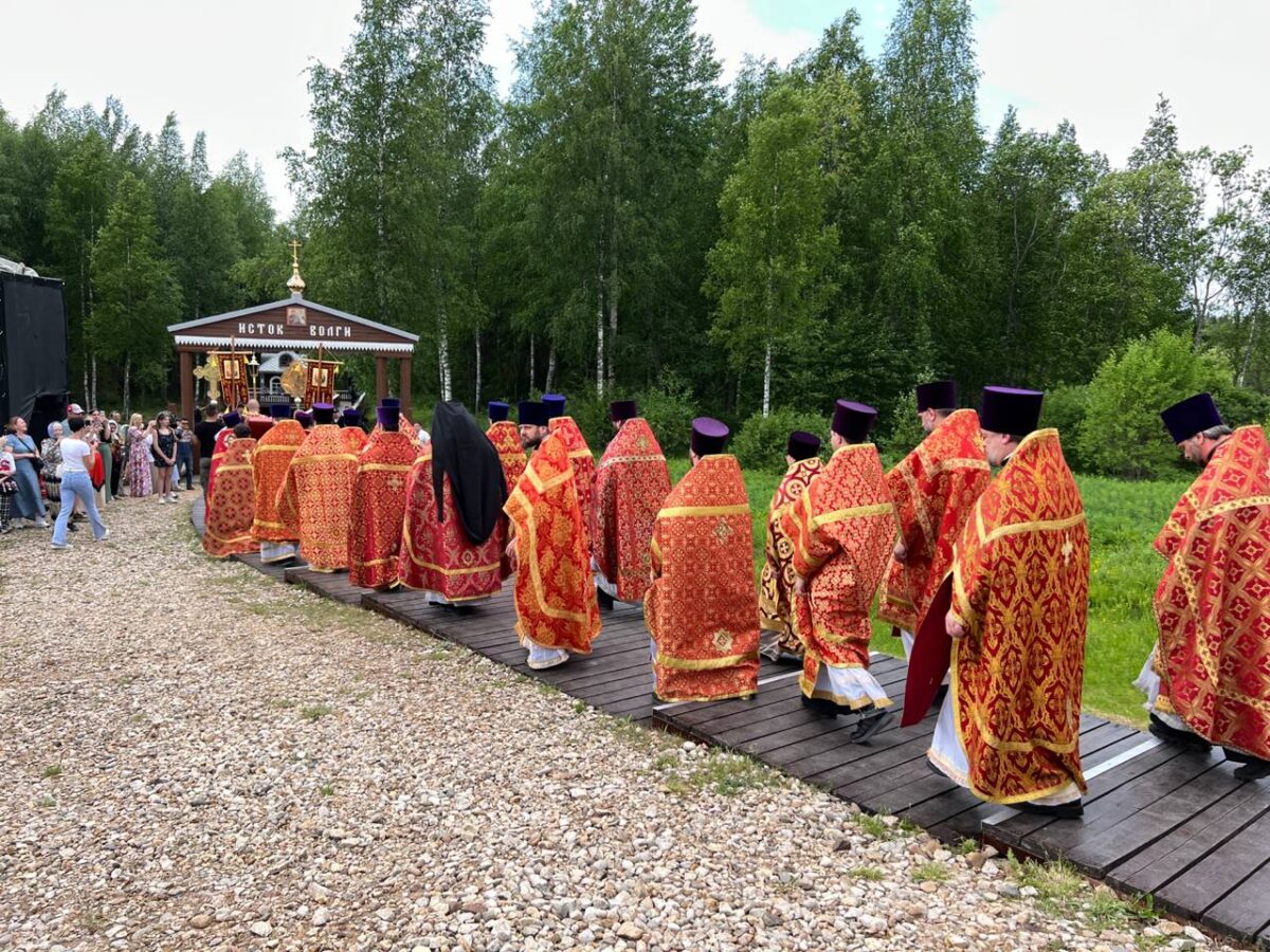 На истоке Волги в Тверской области проходит XXV Большой Волжский Крестный ход