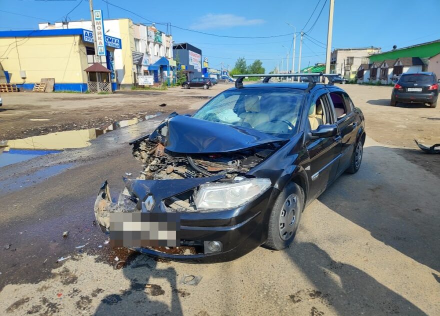 Водитель "Рено" пострадал в столкновении с "Фиатом" в Твери