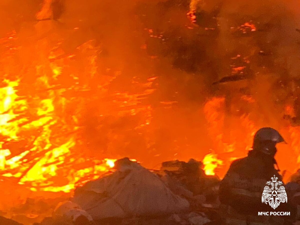 В Тверской области несколько часов тушили загоревшиеся отходы пиломатериалов