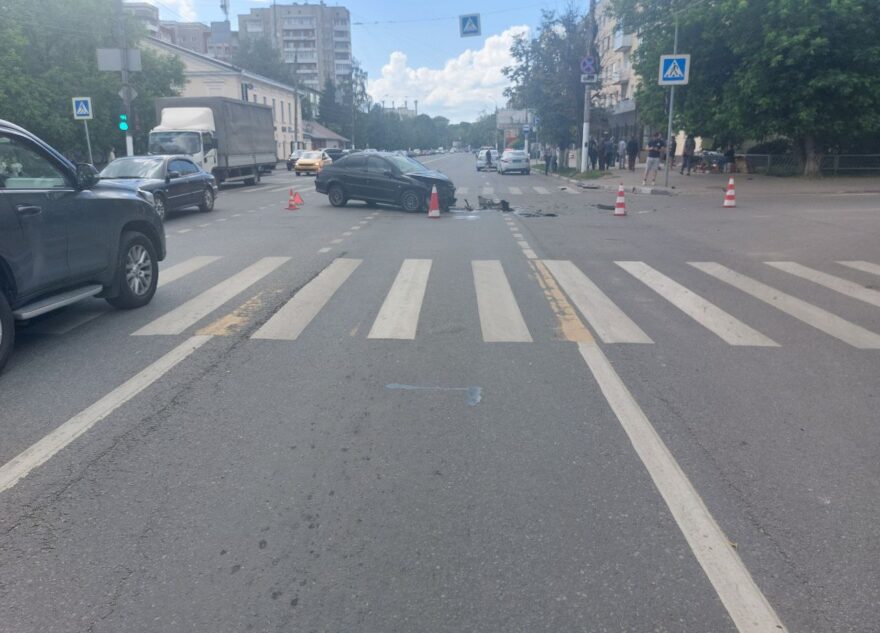 Двух человек госпитализировали в больницу после ДТП в Твери