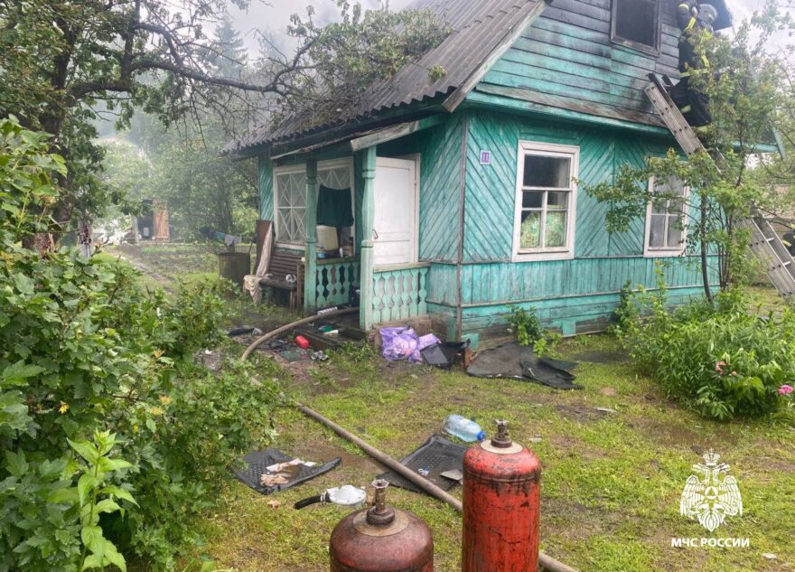 В Тверской области потушили загоревшийся дачный дом