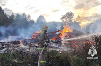 В Тверской области пожарные не дали огню охватить всю деревню В Тверской области пожарные не дали огню охватить всю деревню